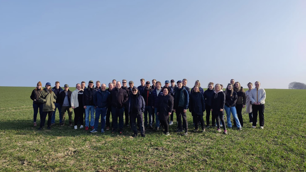 Deltagarna i odlarresan till Sverige och Danmark ute på en dansk åker