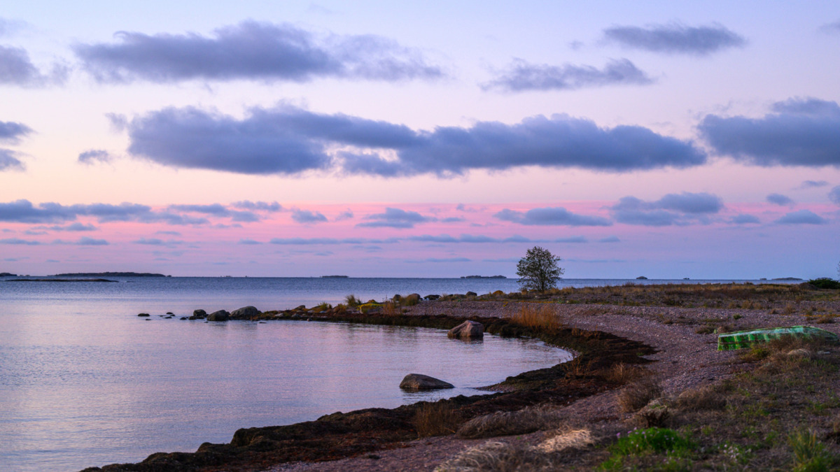 Jurmon rannikko iltahämärässä. 